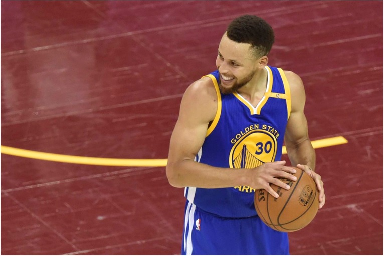 库里连续8赛季蝉联NBA薪资榜首