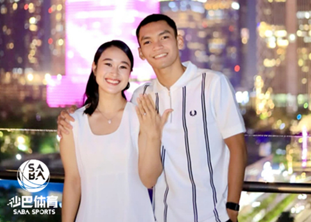 印尼羽球冠军用白菊花求婚