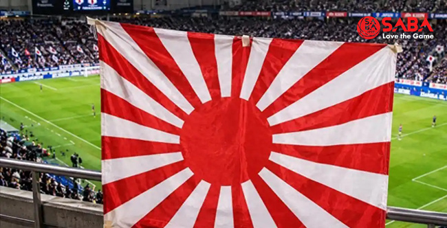日本球迷高举“旭日旗”加油助威引发韩国球迷不满